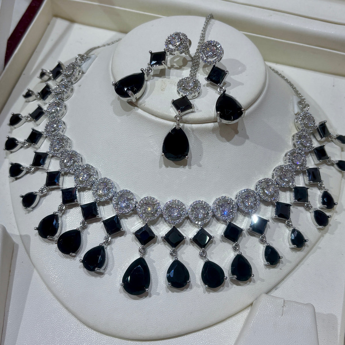 Premium quality Diamonds white rhodium plated dropping Necklace sets with Maangtikka