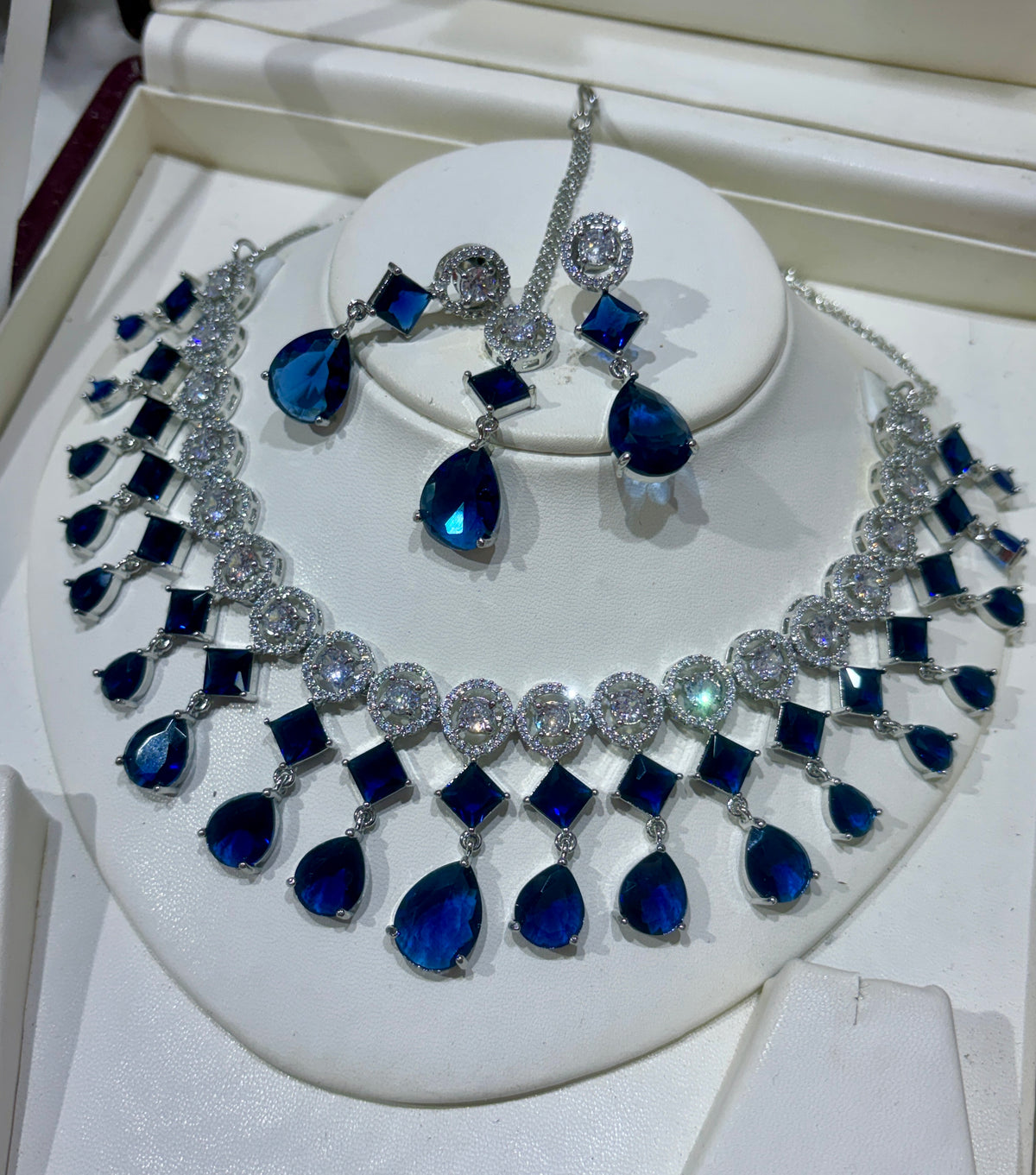 Premium quality Diamonds white rhodium plated dropping Necklace sets with Maangtikka