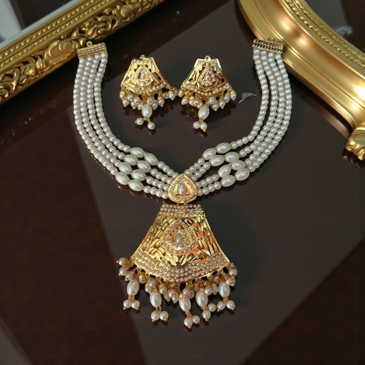Ruhani — an exquisite Jadau pendant choker set