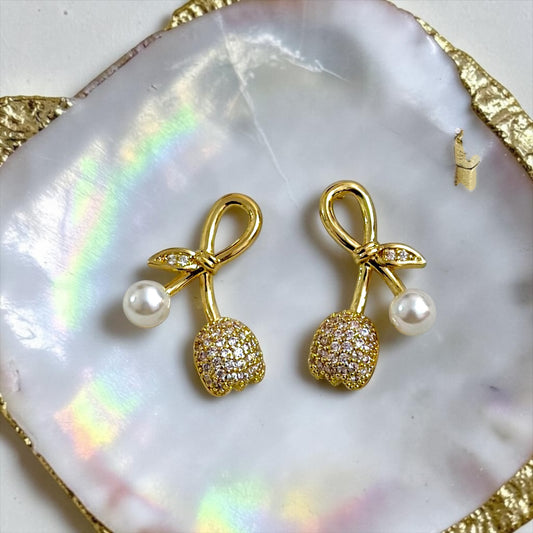 Real pearl floral stud