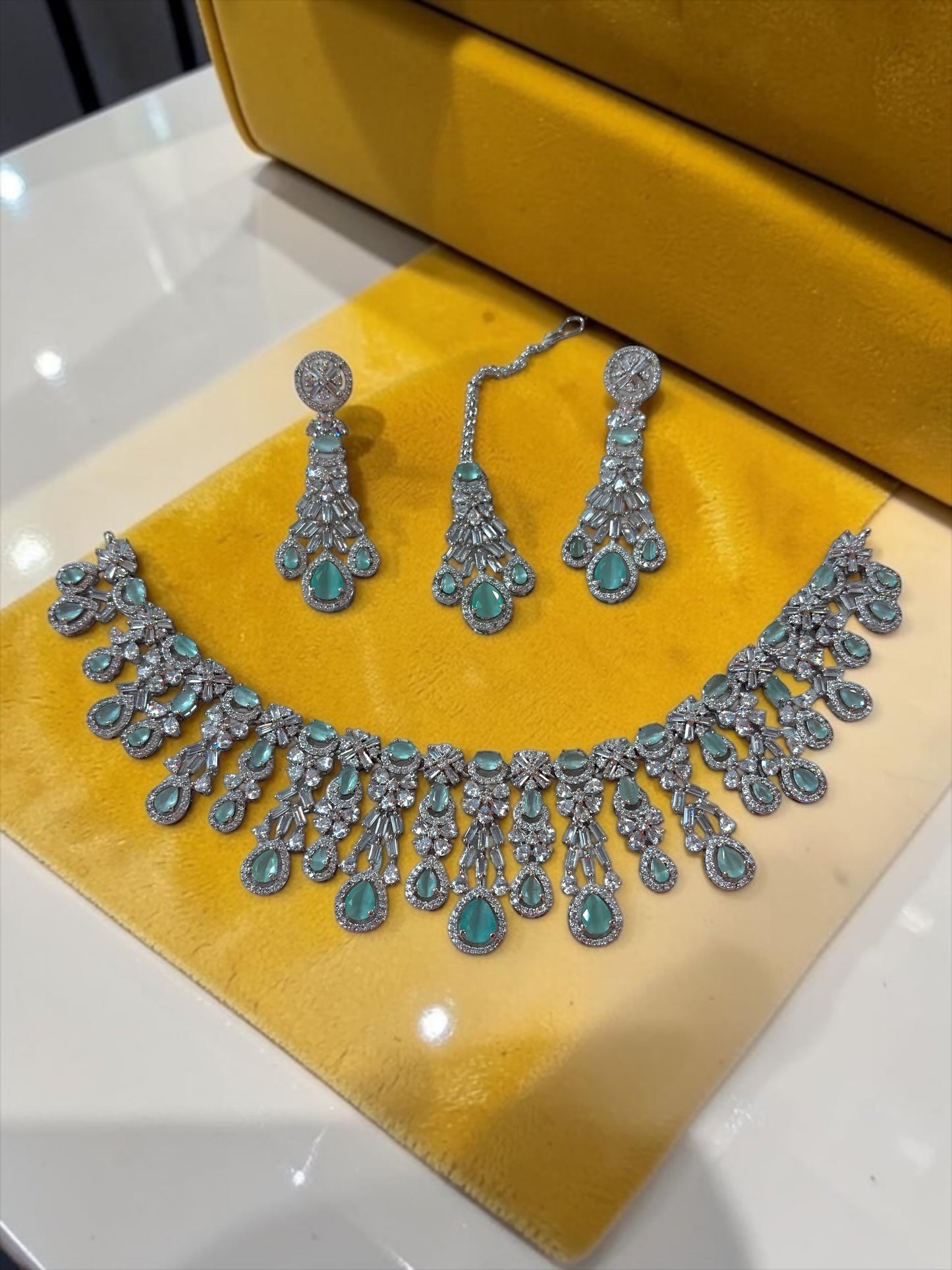 Shimmering DIVA Diamond Necklace Maangtikka Set
