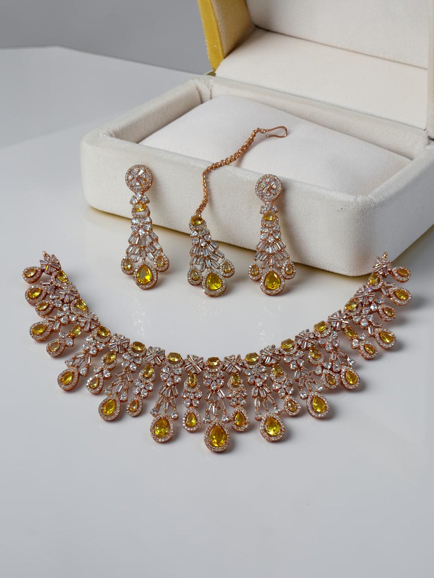 Shimmering DIVA Diamond Necklace Maangtikka Set
