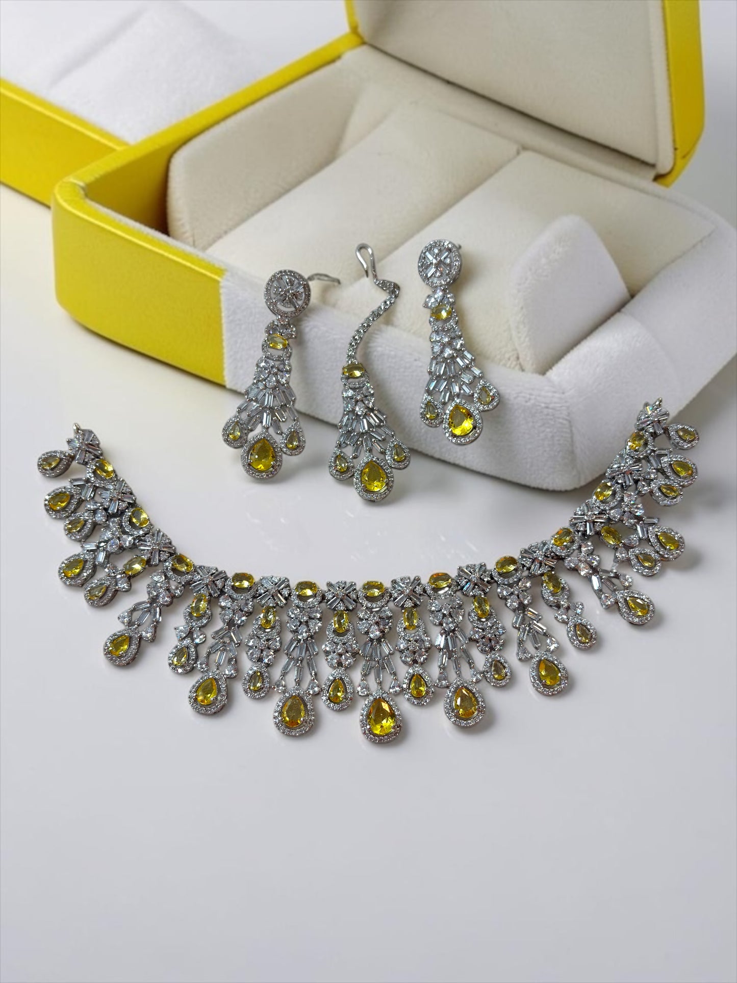 Shimmering DIVA Diamond Necklace Maangtikka Set