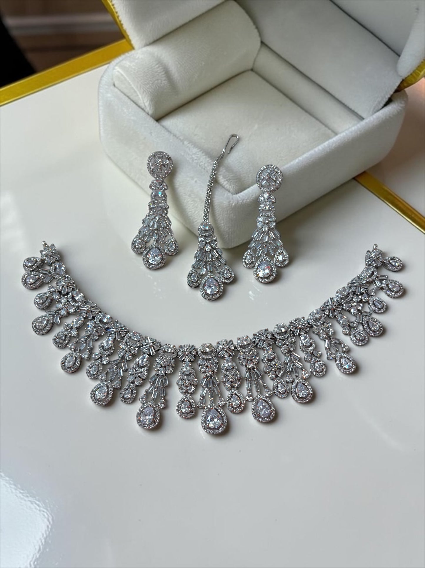 Shimmering DIVA Diamond Necklace Maangtikka Set