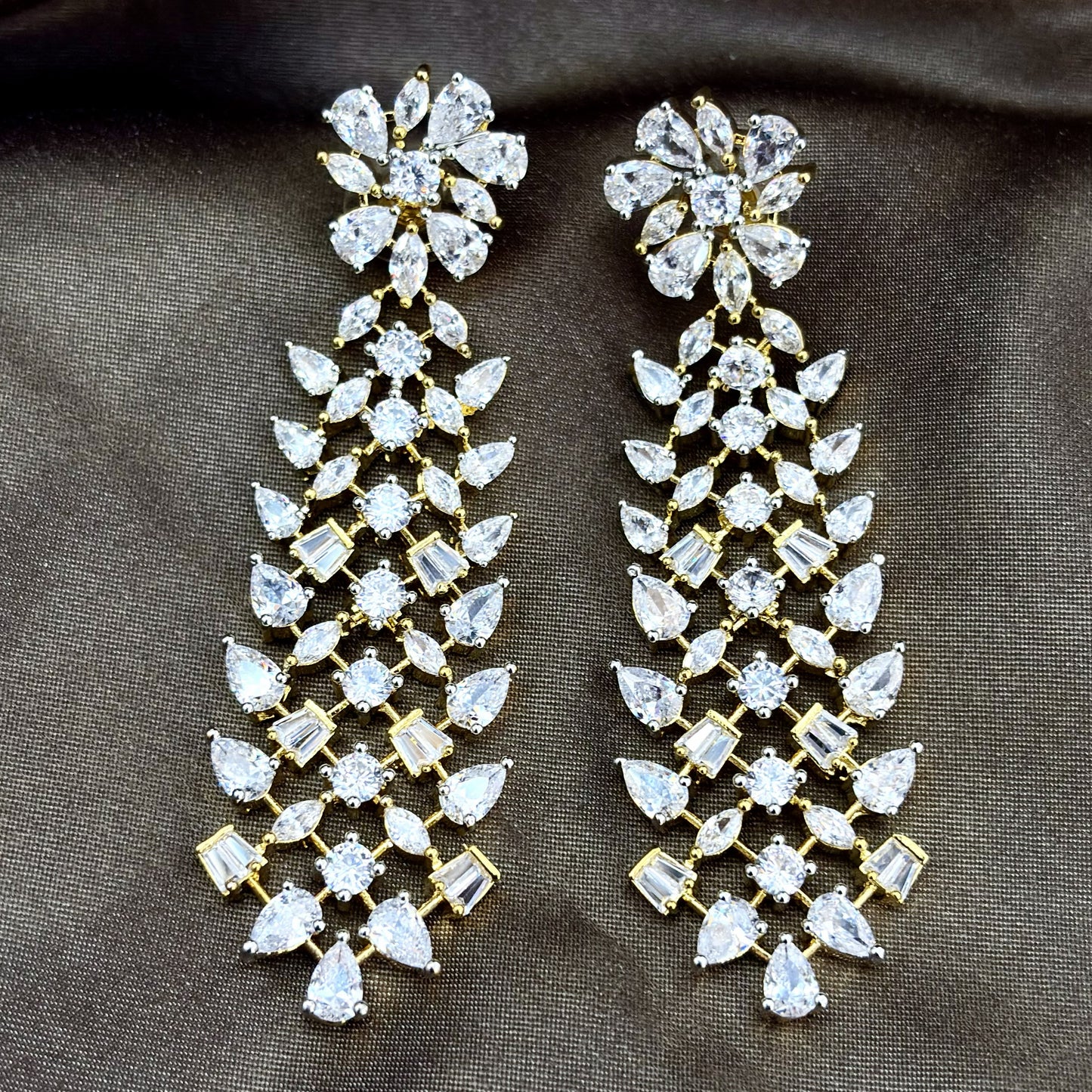 Elegant solitaire-style tassels