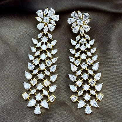 Elegant solitaire-style tassels