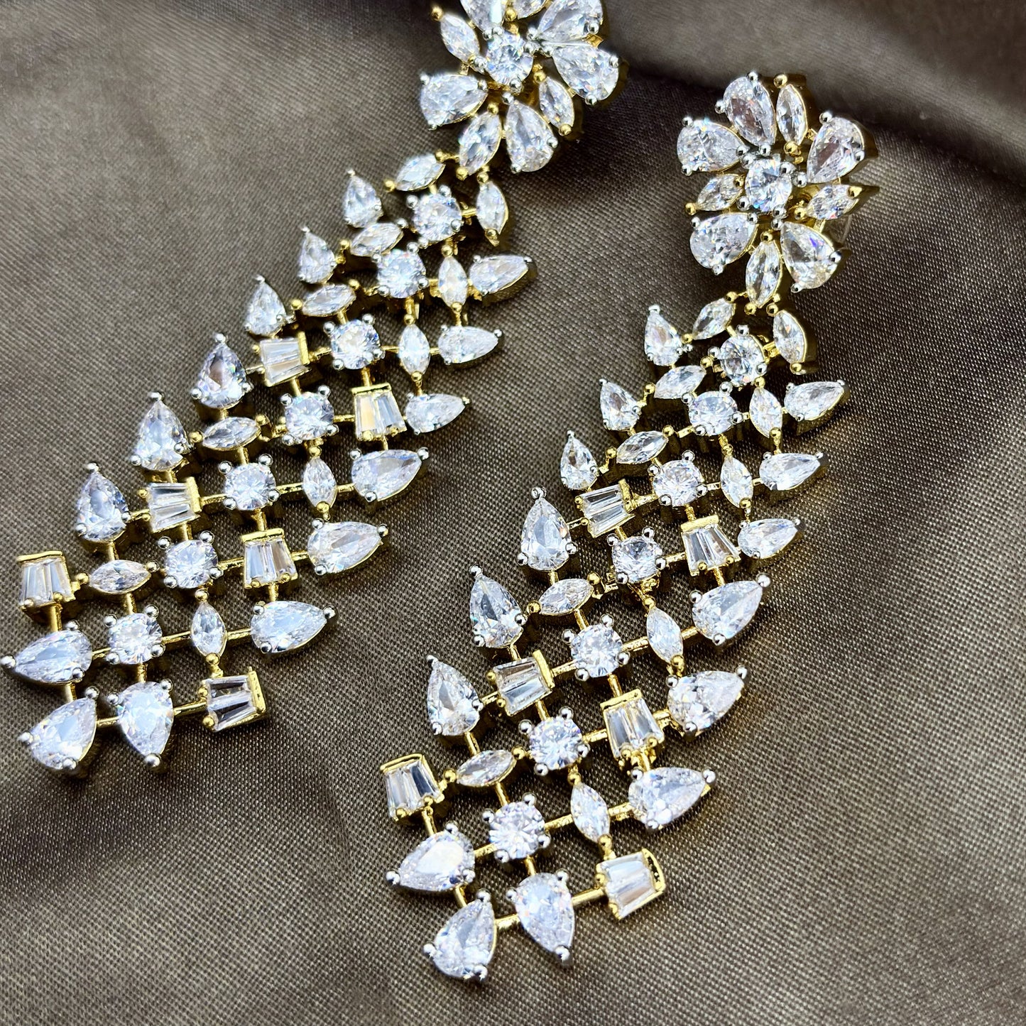 Elegant solitaire-style tassels