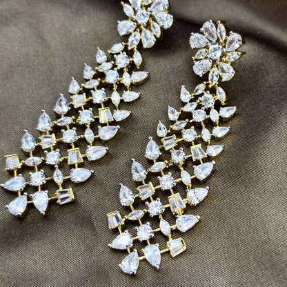 Elegant solitaire-style tassels