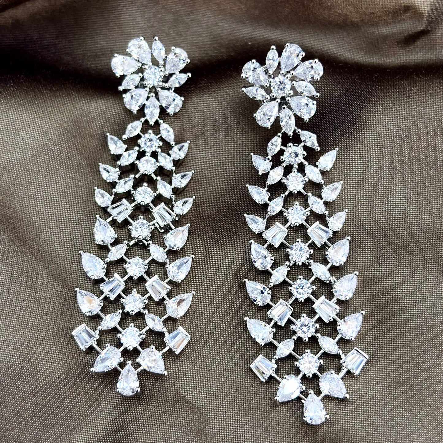 Elegant solitaire-style tassels