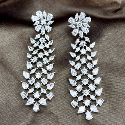 Elegant solitaire-style tassels