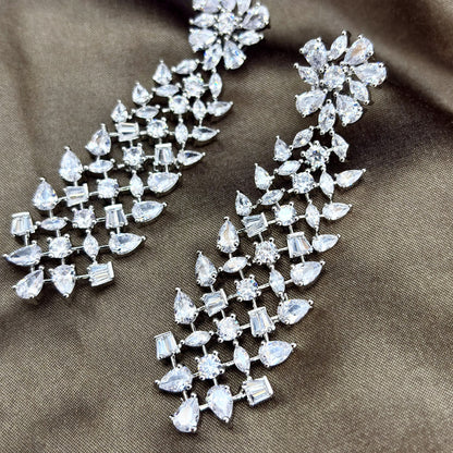 Elegant solitaire-style tassels